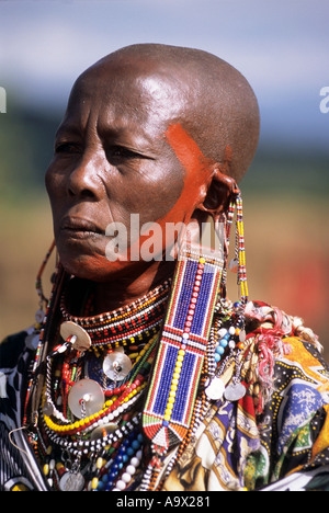 Lolgorian, Kenia. Siria Maasai Manyatta; ältere Frau tragen traditionelle Perlenarbeiten Dekorationen, Ohrringe, erweitert Ohrenpiercing Stockfoto