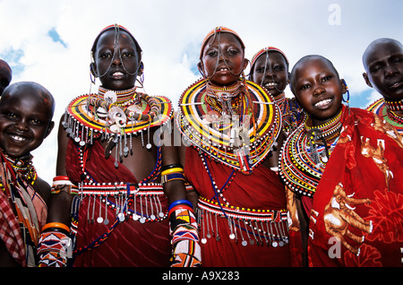 Lolgorian, Kenia. Siria Maasai Manyatta; Gruppe von Mädchen mit traditionellen Wulst Hals Schmuck, Schlüssel, Pfeifen, Ketten, Gürtel. Stockfoto