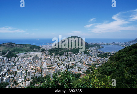 Rio De Janeiro, Brasilien. Blick von unten die Christus-Statue über Flamengo und Lagoa Rodrigo de Freitas, Guanabara-Bucht. Stockfoto