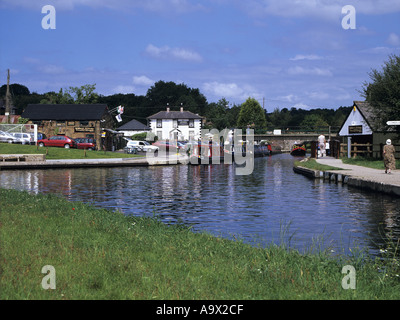 LLANGOLLEN NORTH WALES UK Juli Kanalboote in Trevor Becken auf dem Llangollen Teil der Shropshire-Union-Kanal Stockfoto