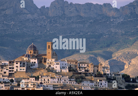 Altea Altstadt auf dem Hügel bei Sonnenuntergang, mit der Kirche Virgen del Consuelo, Altea Provinz Alicante Valencia, Spanien Stockfoto