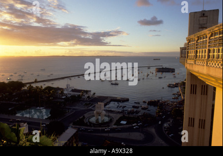 Salvador, Bahia, Brasilien. Blick auf die Hafenbucht von Lacerda Aufzug, bei Sonnenuntergang. Stockfoto