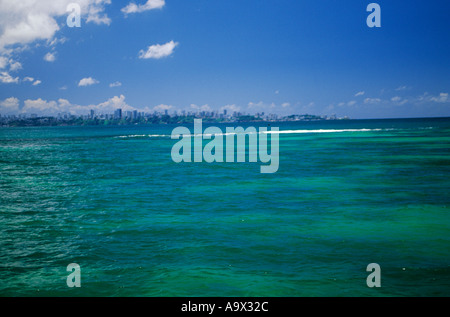 Salvador, Bahia, Brasilien. Ein Blick von Salvador aus dem Riff Insel Itaparica in der blauen grünen Meer von All Saints Bay. Stockfoto