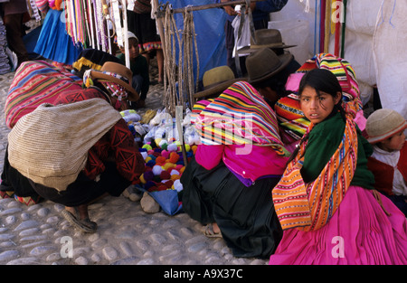 Paucartambo, Peru. Frauen und Kinder mit traditionellen bunten gewebten Mantas. Stockfoto