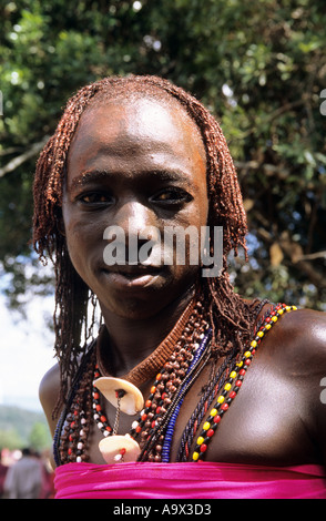 Lolgorian, Kenia. Siria Maasai Manyatta; Moran Olesantian roten Ocker gefärbt geflochtenes Haar, Muschel und Perle Dekorationen, Schlüssel. Stockfoto