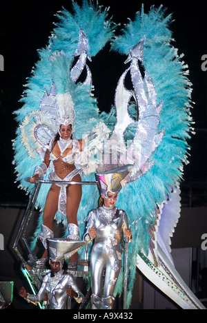 Rio De Janeiro, Brasilien. Karnevalsumzug Samba Schule; Mädchen in Silber und Türkis Feder Kostüme auf einem Schwimmer. Stockfoto