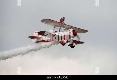 Team Guinot Wingwalking Team Boeing PT17 Kaydet Doppeldecker Stockfoto