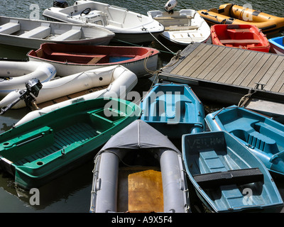 Kleine Boote und Beiboot bis günstig auf einem Ponton Stockfoto