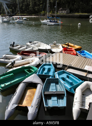 Kleine Boote und Beiboot bis günstig auf einem Ponton Stockfoto