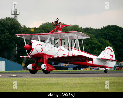 Team Guinot Wingwalking Team Boeing PT17 Kaydet Doppeldecker Stockfoto