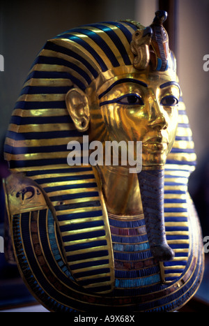 GOLDENES BILDNIS TODESMASKE DES PHARAO TUTANCHAMUN GESICHT ÄGYPTISCHE ANTIQUITÄTEN MUSEUM KAIRO ÄGYPTEN Stockfoto