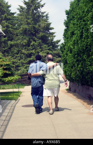 Mann-Jugend Wandern Biracial Stockfoto