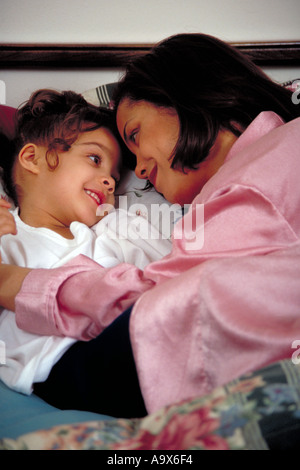Liebevolle Moment Mom Tochter Stockfoto