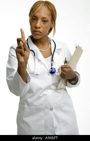 Junge Ärztin trägt einen weißen Mantel züchtigt Patienten Stockfoto