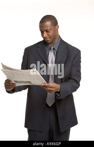 Junge schwarze Geschäftsmann trägt Anzug und Krawatte und eine Zeitung lesen Stockfoto