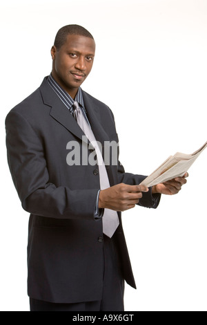 Junge schwarze Geschäftsmann eine Zeitung lesen Stockfoto