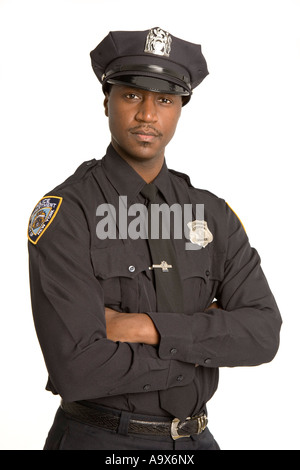 Junge schwarze amerikanische Polizisten mit verschränkten Armen streng in die Kamera schaut Stockfoto
