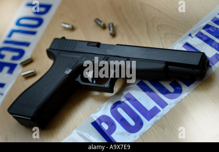 eine glock17L leichte Pistole Pistole umgeben von Polizei Klebeband (Replica Gun) Stockfoto