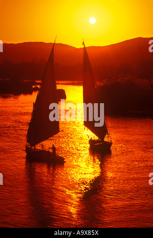 FELUKEN FLUSS NIL ASSUAN ÄGYPTEN Stockfoto
