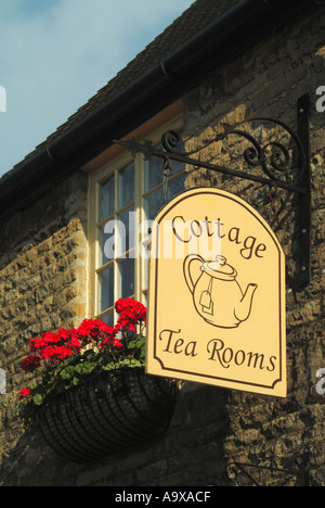 Staw on the Wold Cottage Tea Rooms Schild hängt ab Mellow Steinwand mit roten Geranie Blumen Schaufenster Box Cotswolds Gloucestershire England Großbritannien Stockfoto