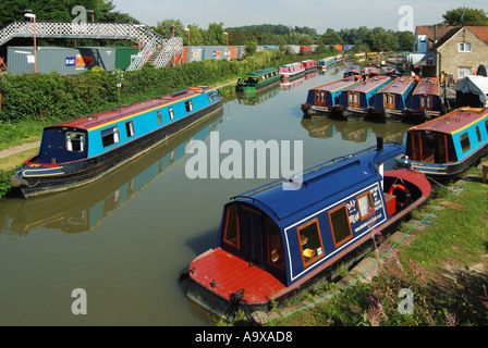 Lower Heyford Station Versand Container Güterzug & Fußgängerbrücke vergleichen narrowboat Vergnügen Nutzung auf alten Oxford Canal gebaut für Fracht Oxfordshire UK Stockfoto