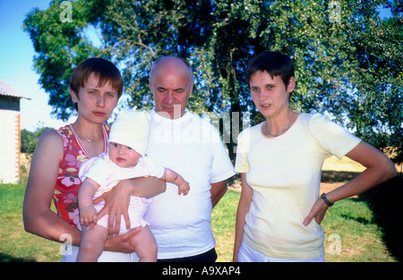 Polen, Uniejow, Familie stehend auf Feld, Porträt Stockfoto