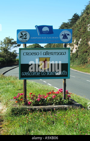 Barmouth mehrsprachige Willkommens-Schild am Weg in die Stadt unter anderem Europäische Blaue Flagge Strand award Stockfoto