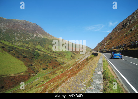 Autofahren in Snowdonia A487 Straße in Richtung Ortszentrum schroffe Landschaft der Cader Idris Hinweis Leitplanken verwendet, um die Felsen zu behalten fällt Stockfoto