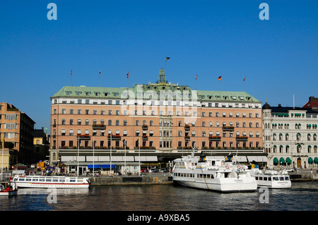 Ausflugsboote und Fähren zu den Schären lassen vor das luxuriöse Grand Hotel Stockholm, Schweden, Stockfoto