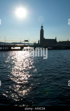 Das Rathaus und die Brücke Söderledstunnelns in Stockholm Schweden von Munkbron Bridge gesehen Stockfoto