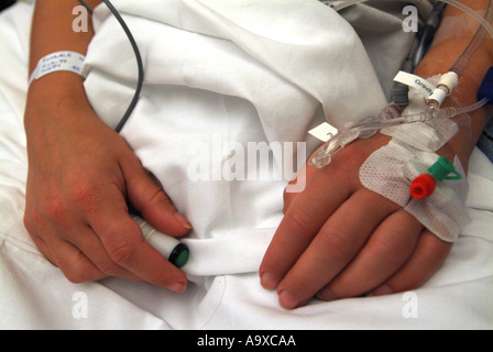 Krankenhaus-Patienten mit Morphin-Pumpe und Kochsalzlösung Tropf Stockfoto