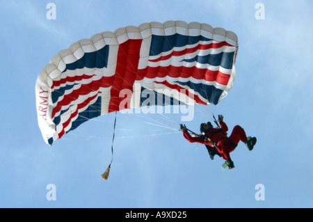 Rote Teufel britischen Para Soldat Regiment sinkt auf Land an eine Antenne Display bei einer Sommer-Show im Vereinigten Königreich Stockfoto