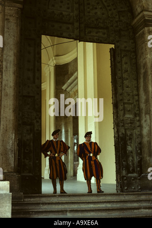 Schweizer Garde im Dienst an der Bronzetür nach der Vatikanischen Palast Rom Italien Stockfoto