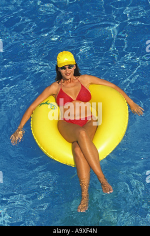 Frau im schwimmenden Reifen liegend Stockfoto