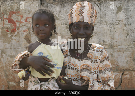 Mutter mit Kind, Gambia Stockfoto