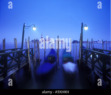 GONDELN VOR ANLEGESTELLE PIAZETTA ISOLA DI SAN GIORGIO MAGGIORE VENEDIG ITALIEN Stockfoto