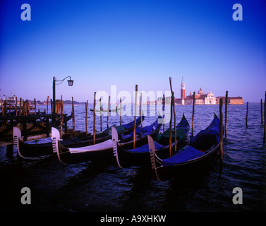 GONDELN PIAZETTA STEG ISOLA DI SAN GIORGIO MAGGIORE VENEDIG ITALIEN Stockfoto