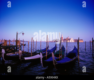 GONDELN PIAZETTA STEG ISOLA DI SAN GIORGIO MAGGIORE VENEDIG ITALIEN Stockfoto