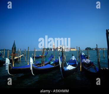 GONDELN PIAZETTA STEG ISOLA DI SAN GIORGIO MAGGIORE VENEDIG ITALIEN Stockfoto