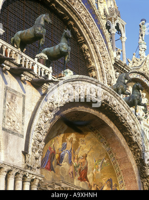 VIER PFERDE CHRISTUS THRONEN IM PARADIES MOSAIK LOGGIA DEI CAVALLI BASILICA DI SAN MARKUSPLATZ VENEDIG ITALIEN Stockfoto