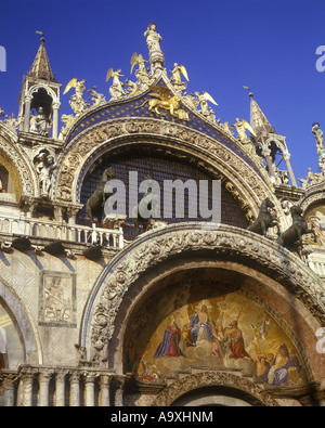 VIER PFERDE CHRISTUS THRONEN IM PARADIES MOSAIK LOGGIA DEI CAVALLI BASILICA DI SAN MARKUSPLATZ VENEDIG ITALIEN Stockfoto