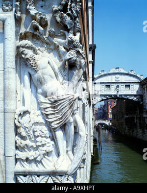 BETRUNKENE NOAH SCHNITZEN DOGENPALAST SOMMERPALAST-BRÜCKE VON SEUFZERN RIO DI PALAZZO VENEDIG ITALIEN Stockfoto