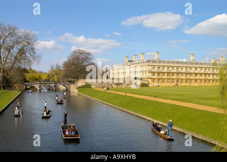 Cambridge University Stechkahn fahren auf dem Fluss Cam mit Clare College im Hintergrund Stockfoto