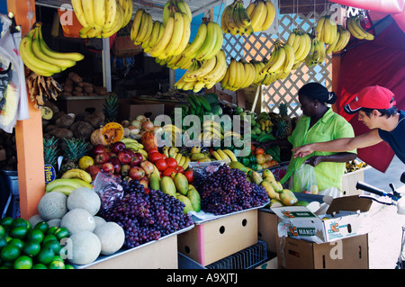 Obst und Gemüse Stall im Marktplatz Freeport Bahamas Stockfoto