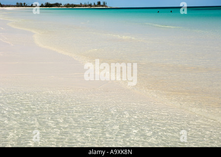 Meer mit Wellen am Sandstrand Lucayan Nationalpark Grand Bahama Island Stockfoto