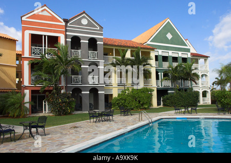 Hotelbauten und Pool Port Lucaya Grand Bahama Island Pelican Bay Hotel in Freeport Stockfoto