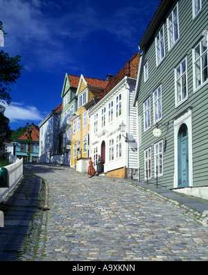 FRAUEN STEHEN IN TRADITIONELLER KLEIDUNG GAMLE BERGEN MUSEUM SANDVIKEN BERGEN HORDALAND NORWEGEN Stockfoto