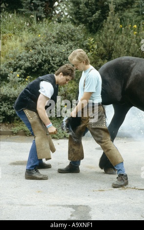 Schmiede arbeiten, ein Pferd zu beschlagen. Stockfoto