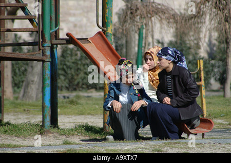 Junge Mädchen mit Kopftüchern, Istanbul, Türkei Stockfoto