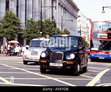 Taxis am Selfridges in der Oxford Street London Stockfoto